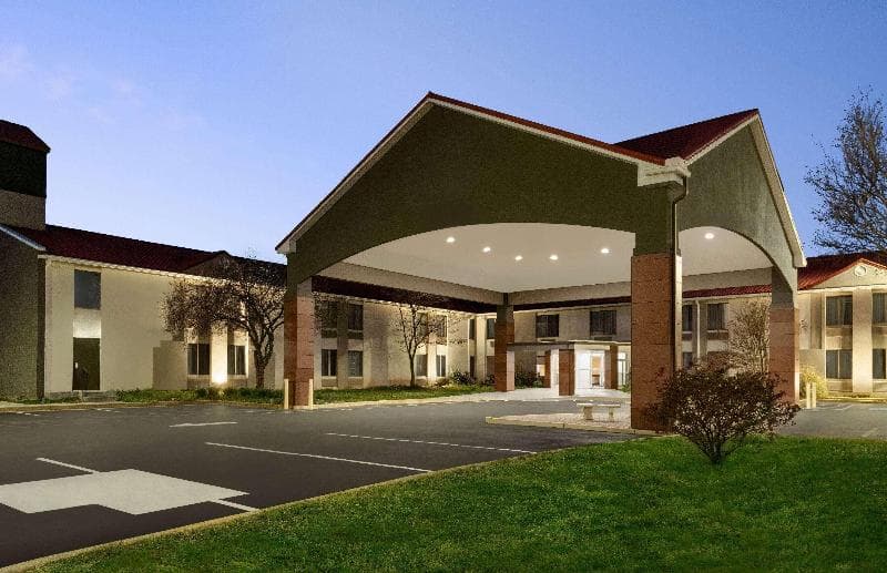 La Quinta Inn by Wyndham Waldorf 2