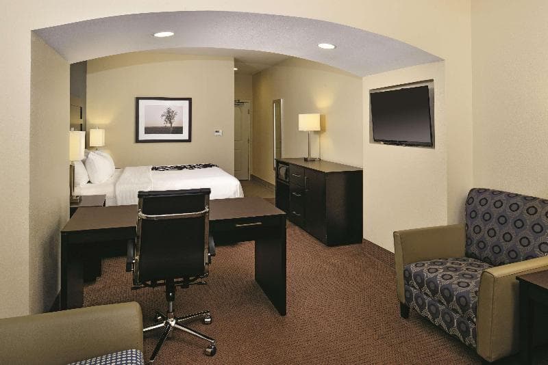 La Quinta Inn & Suites Karnes City 5