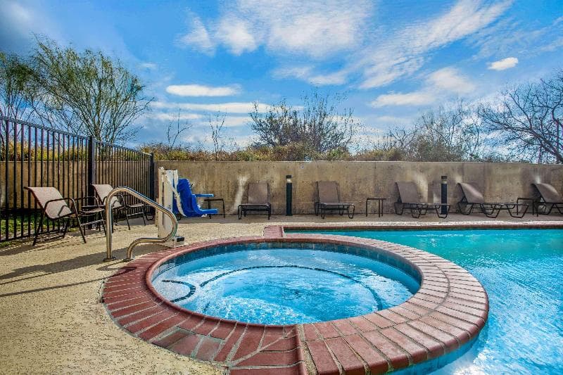 La Quinta Inn & Suites Karnes City 4