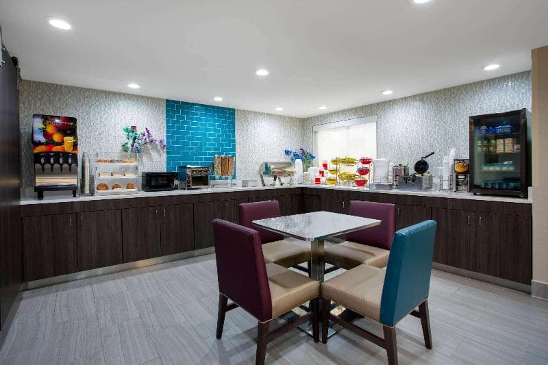 La Quinta Inn & Suites by Wyndham Roanoke Salem 3
