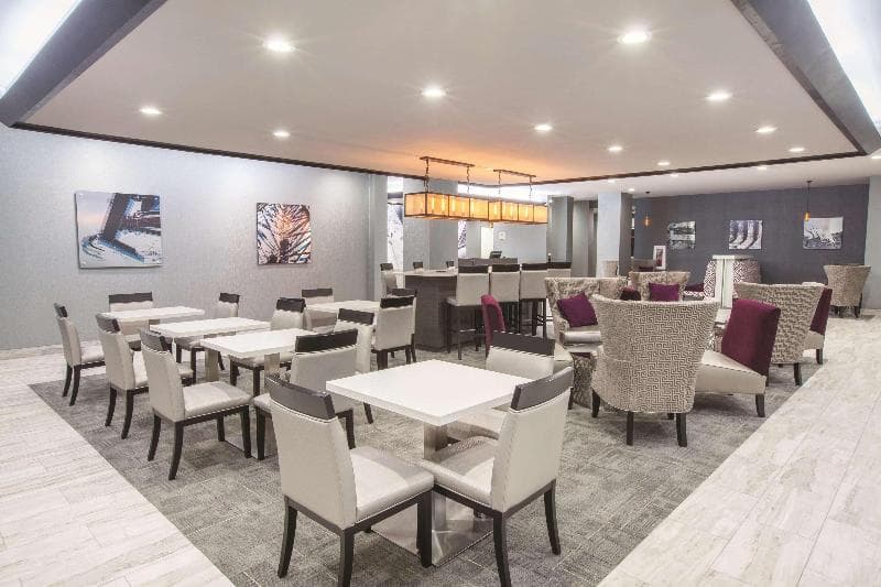 La Quinta Inn & Suites by Wyndham Kingsville 5
