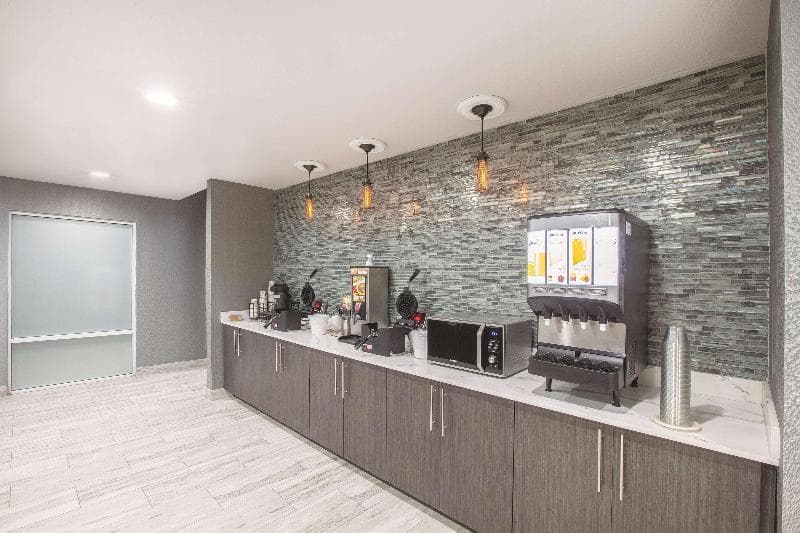 La Quinta Inn & Suites by Wyndham Kingsville 3