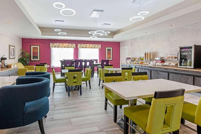 La Quinta Inn & Suites by Wyndham Winnie 3