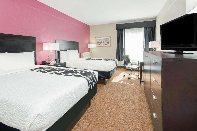 La Quinta Inn & Suites by Wyndham Winnie 4