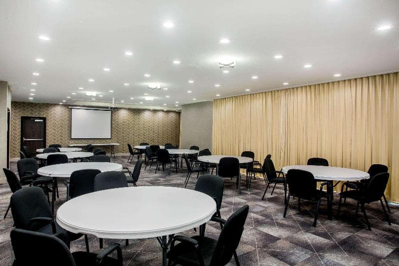 La Quinta Inn & Suites by Wyndham Pittsburg photo 1