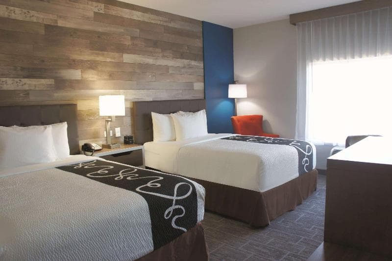 La Quinta Inn & Suites by Wyndham Pittsburg 4
