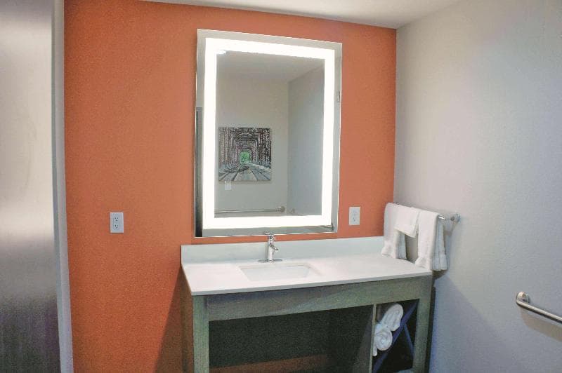 La Quinta Inn & Suites by Wyndham Pittsburg 5