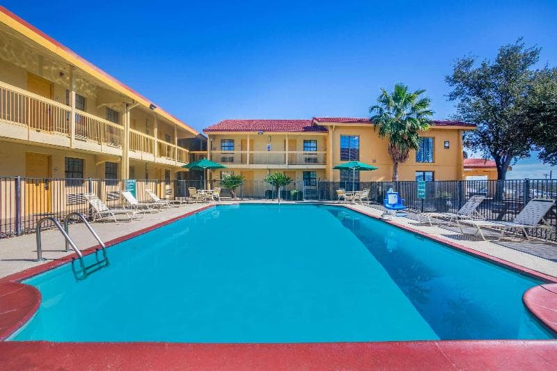 Super 8 by Wyndham Eagle Pass 5