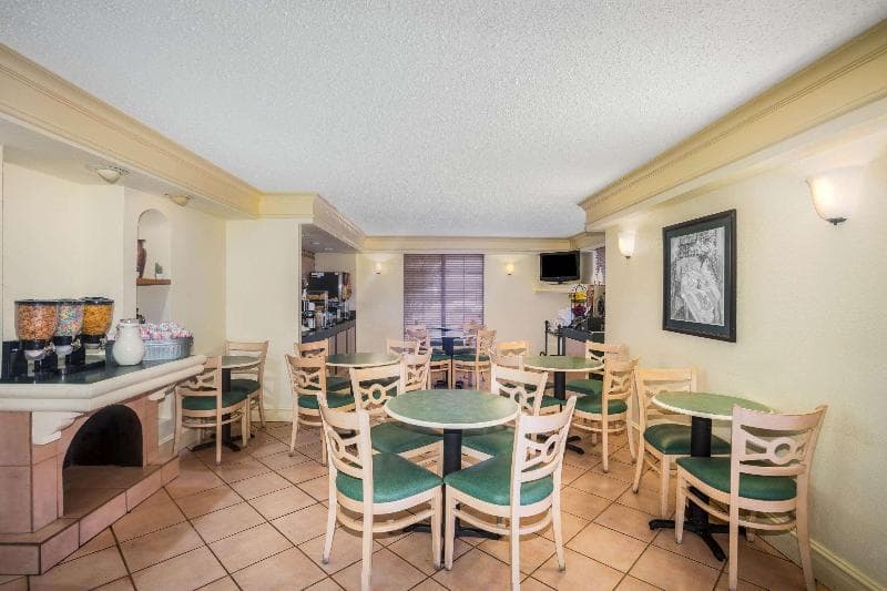 Super 8 by Wyndham Eagle Pass main