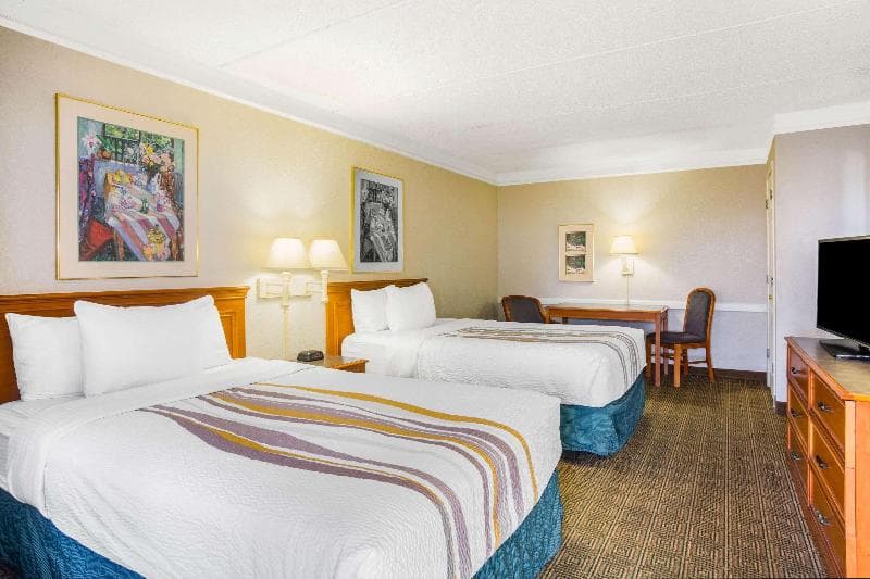 Super 8 by Wyndham Eagle Pass 3