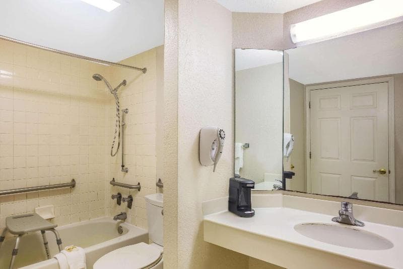 Super 8 by Wyndham Eagle Pass photo 1