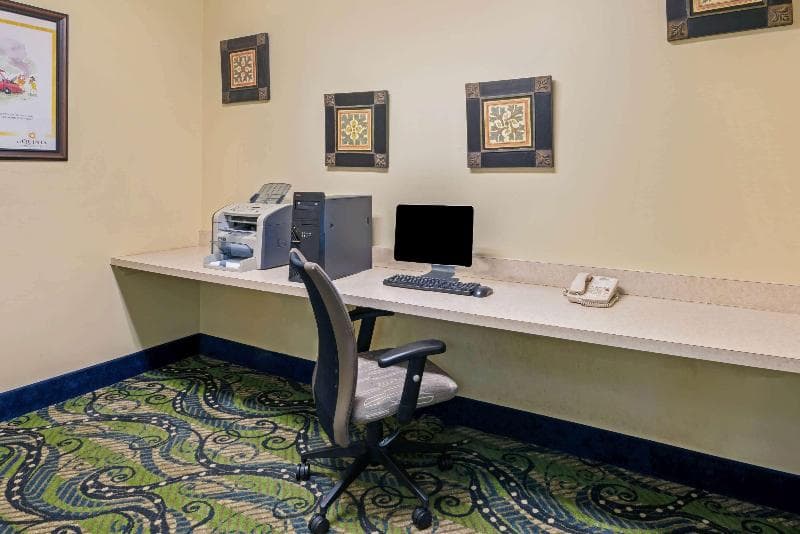 La Quinta Inn & Suites by Wyndham Shawnee photo 1