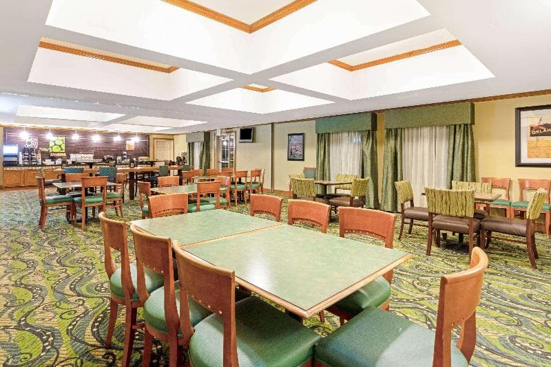 La Quinta Inn & Suites by Wyndham Shawnee 3