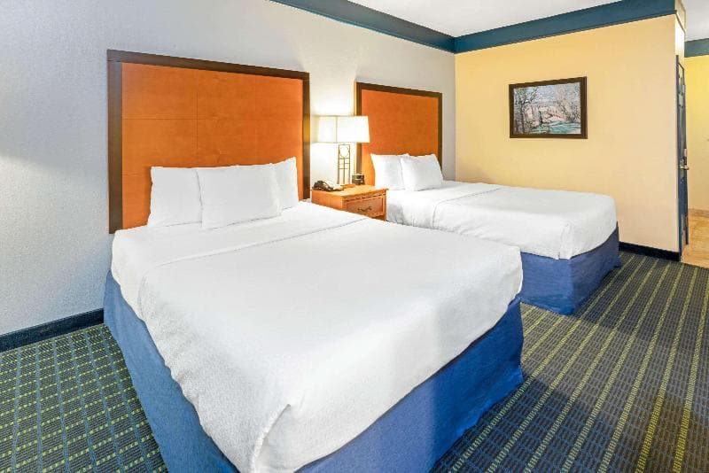 La Quinta Inn & Suites by Wyndham Shawnee 5