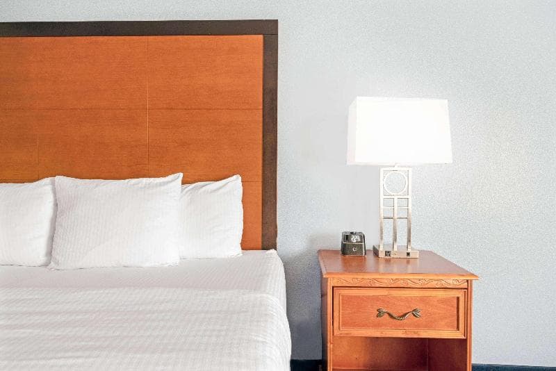 La Quinta Inn & Suites by Wyndham Shawnee 4