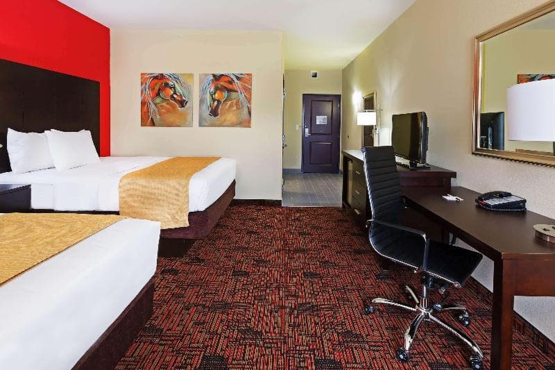 La Quinta Inn & Suites by Wyndham Elk City 2