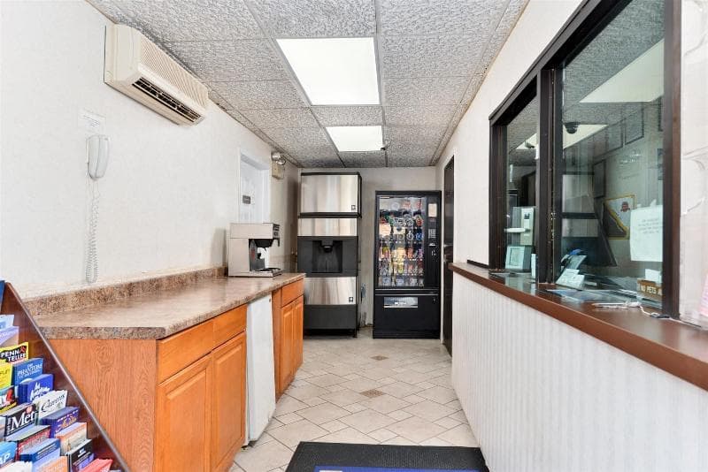 Americas Best Value Inn Port Jeffefson Station photo 1