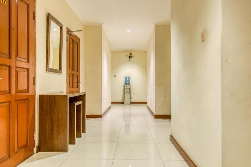 Reddoorz Plus Near Dharmawangsa Square 3