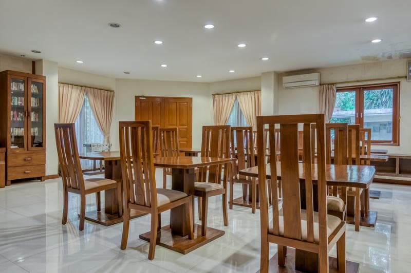 Reddoorz Plus Near Dharmawangsa Square 5
