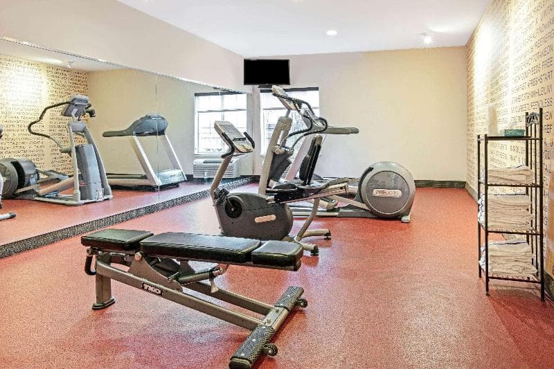 La Quinta Inn & Suites by Wyndham Paris photo 1