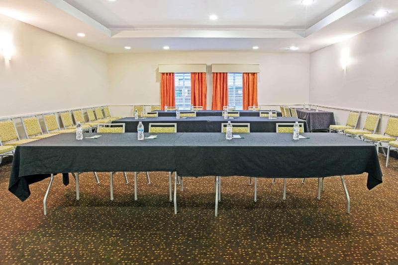 La Quinta Inn & Suites by Wyndham Paris main