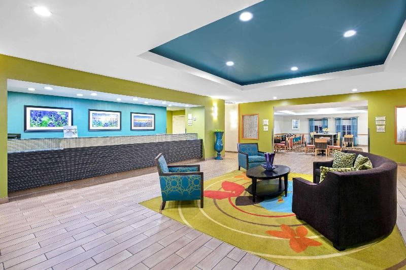 La Quinta Inn & Suites by Wyndham Paris 3