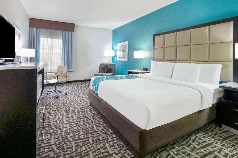 La Quinta Inn & Suites by Wyndham Paris 5