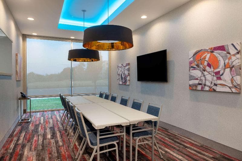 La Quinta Inn & Suites by Wyndham Greensboro Airport main