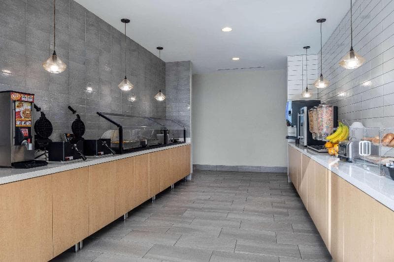 La Quinta Inn & Suites by Wyndham Greensboro Airport 3
