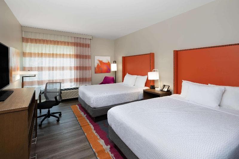 La Quinta Inn & Suites by Wyndham Greensboro Airport 5