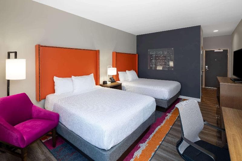 La Quinta Inn & Suites by Wyndham Greensboro Airport 4