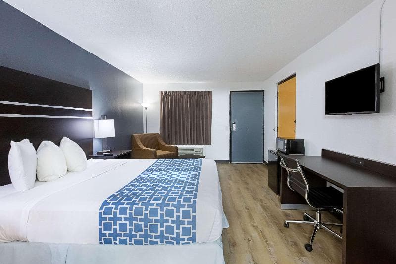 Econo Lodge 3