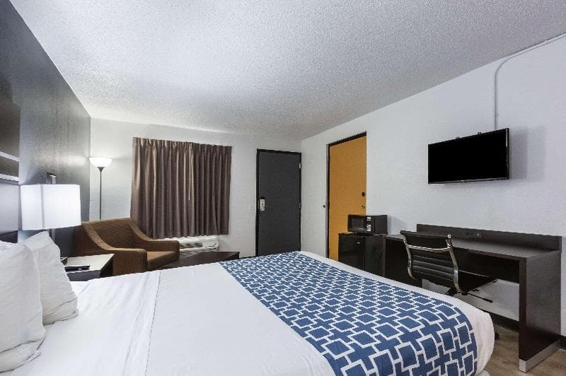 Econo Lodge 4