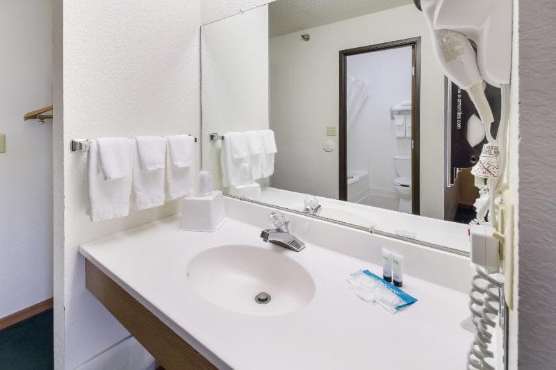 Alliance Hotel & Suites, a Howard Johnson by Wyndham 3