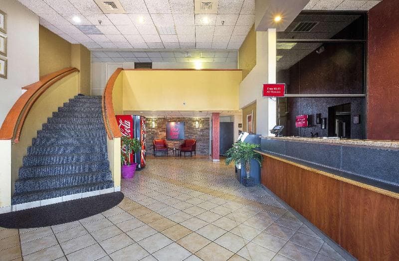 Red Roof Inn & Suites Cleveland - Elyria 3