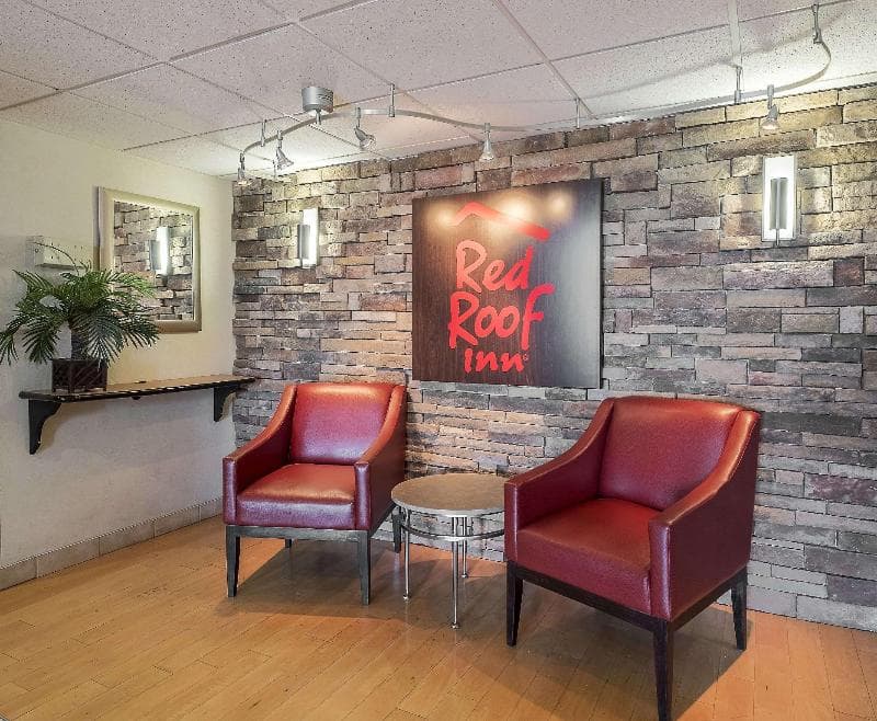 Red Roof Inn & Suites Cleveland - Elyria 4