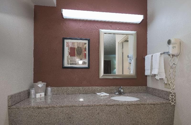 Red Roof Inn & Suites Cleveland - Elyria photo 1