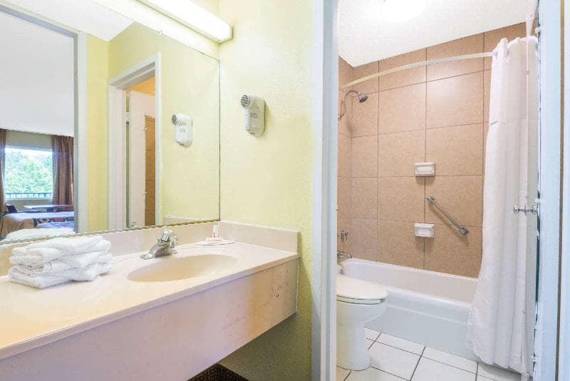Super 8 By Wyndham Williamsburg 4