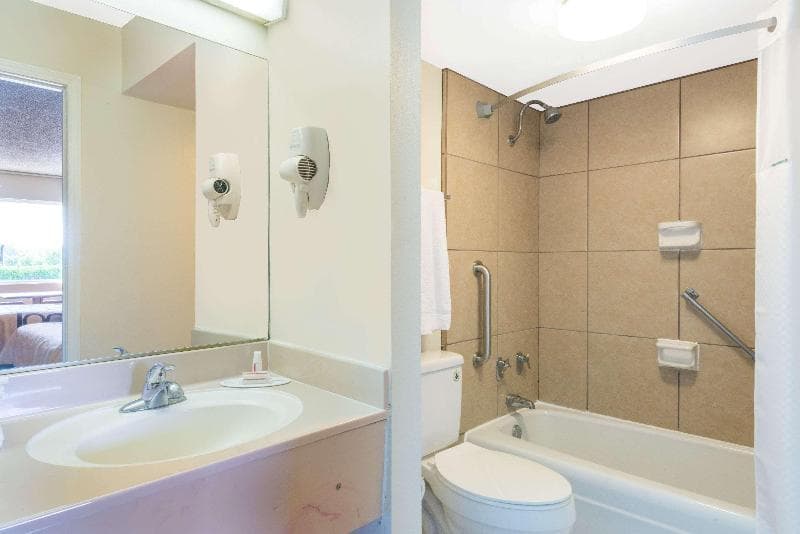 Super 8 By Wyndham Williamsburg 5