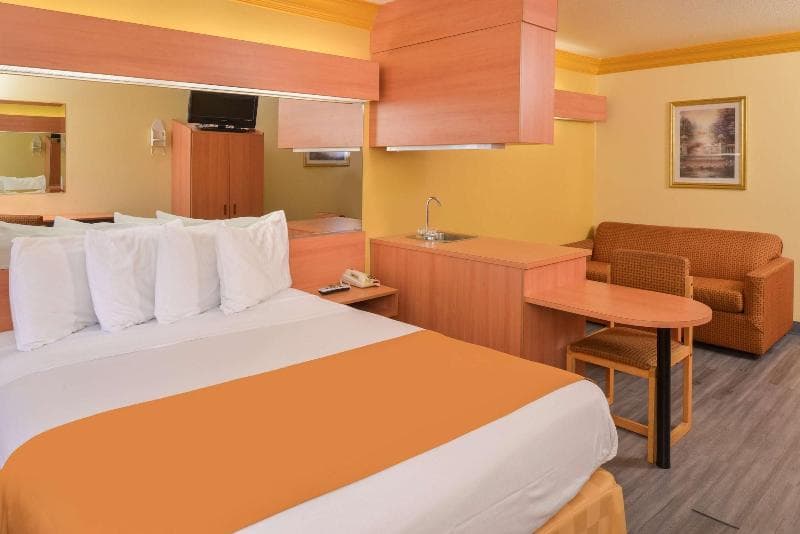 H3 Inn & Suites Lax Airport 3
