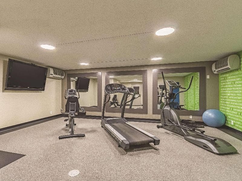 La Quinta Inn & Suites by Wyndham Cleveland Airport West 2