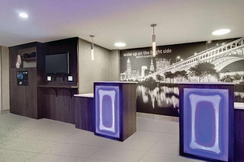 La Quinta Inn & Suites by Wyndham Cleveland Airport West 5