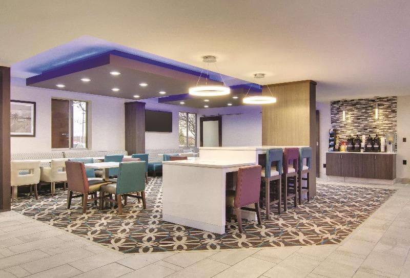 La Quinta Inn & Suites by Wyndham Cleveland Airport West 3