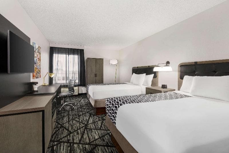 La Quinta Inn & Suites by Wyndham Cleveland Airport West 4
