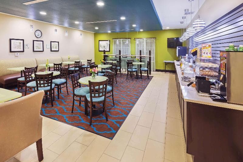 La Quinta Inn & Suites by Wyndham Floresville 3