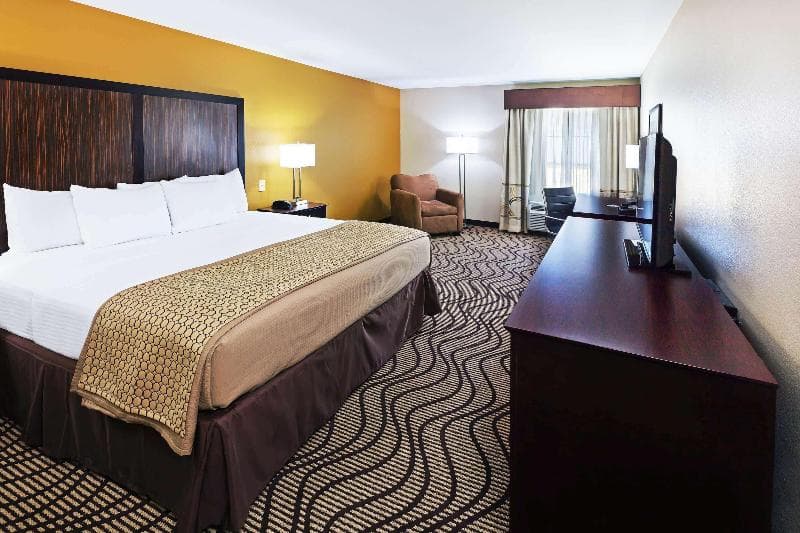 La Quinta Inn & Suites by Wyndham Floresville 5