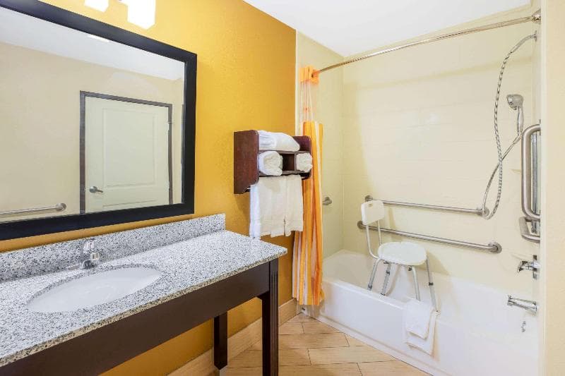 La Quinta Inn & Suites by Wyndham Floresville 4