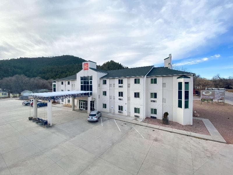 Econo Lodge Hot Springs 3