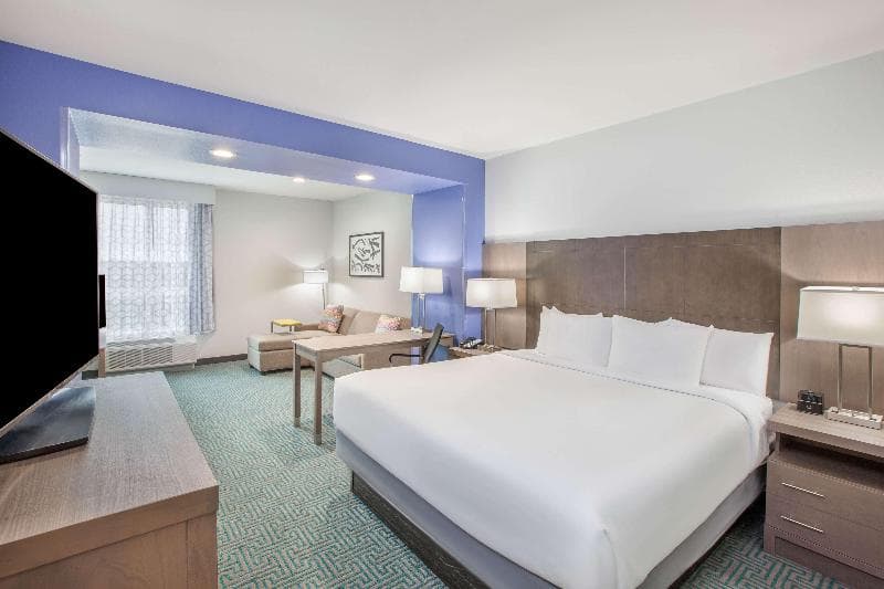 La Quinta Inn & Suites by Wyndham Dallas Duncanville 5