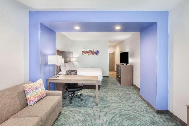 La Quinta Inn & Suites by Wyndham Dallas Duncanville 4